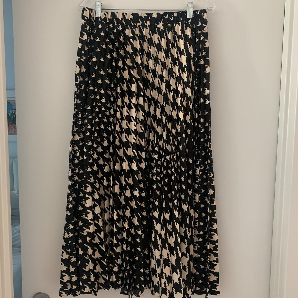 H&M Houndstooth Black/Tan Pleated Satin Midi Skirt